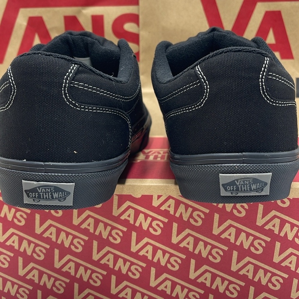 Vans Men’s Bearcat (Canvas) Black/Black
VN000DT2186
Sneakers - Picture 9 of 16